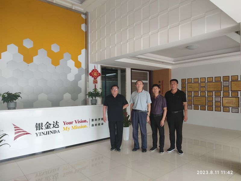 衛輝市總工會(huì )與作家協(xié)會(huì )到銀金達聯(lián)合采訪(fǎng)勞模事跡